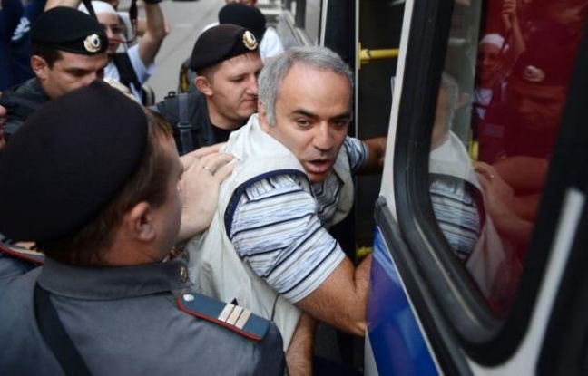 M. Kasparov a été interpellé vendredi dernier dans la capitale russe au cours d'une manifestation de soutien aux Pussy Riot près du tribunal qui a condamné ce jour-là trois jeunes femmes membres de ce groupe à deux ans de camp pour avoir chanté une "prière punk" contre Vladimir Poutine dans une cathédrale. M. Kasparov a été interpellé vendredi dernier dans la capitale russe au cours d'une manifestation de soutien aux Pussy Riot près du tribunal qui a condamné ce jour-là trois jeunes femmes membres de ce groupe à deux ans de camp pour avoir chanté une "prière punk" contre Vladimir Poutine dans une cathédrale.