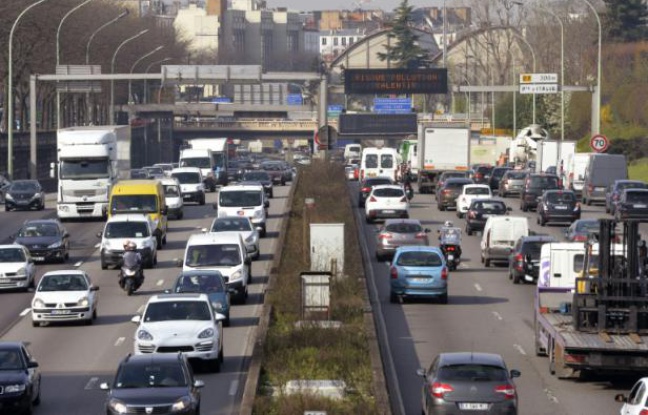 Un panneau sur le périphérique parisien indique "Risque pollution ralentir" le 10 avril 2015 Un panneau sur le périphérique parisien indique "Risque pollution ralentir" le 10 avril 2015