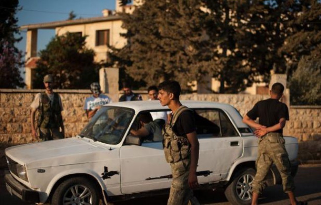 Les rebelles opposaient dimanche une résistance farouche aux troupes du régime à Alep, bombardée sans relâche par air et terre, de même que dans d'autres villes de Syrie ensanglantées par les violences. Les rebelles opposaient dimanche une résistance farouche aux troupes du régime à Alep, bombardée sans relâche par air et terre, de même que dans d'autres villes de Syrie ensanglantées par les violences.