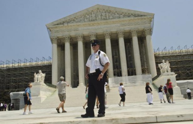 La Cour suprême des Etats-Unis devrait décider à l'automne si elle se saisit d'un autre sujet de controverse, le mariage homosexuel, après le dépôt d'un recours d'élus américains qui réclament de le juger anticonstitutionnel, apprend-on samedi de source judiciaire. La Cour suprême des Etats-Unis devrait décider à l'automne si elle se saisit d'un autre sujet de controverse, le mariage homosexuel, après le dépôt d'un recours d'élus américains qui réclament de le juger anticonstitutionnel, apprend-on samedi de source judiciaire.