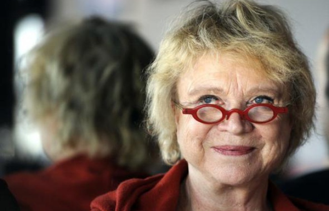 Avec l'apparition de Nicolas Hulot dans la course à la présidentielle et un sondage mitigé sur sa capacité à incarner les valeurs de l'écologie, Eva Joly voit son parcours pour 2012 semé d'embûches. Avec l'apparition de Nicolas Hulot dans la course à la présidentielle et un sondage mitigé sur sa capacité à incarner les valeurs de l'écologie, Eva Joly voit son parcours pour 2012 semé d'embûches.