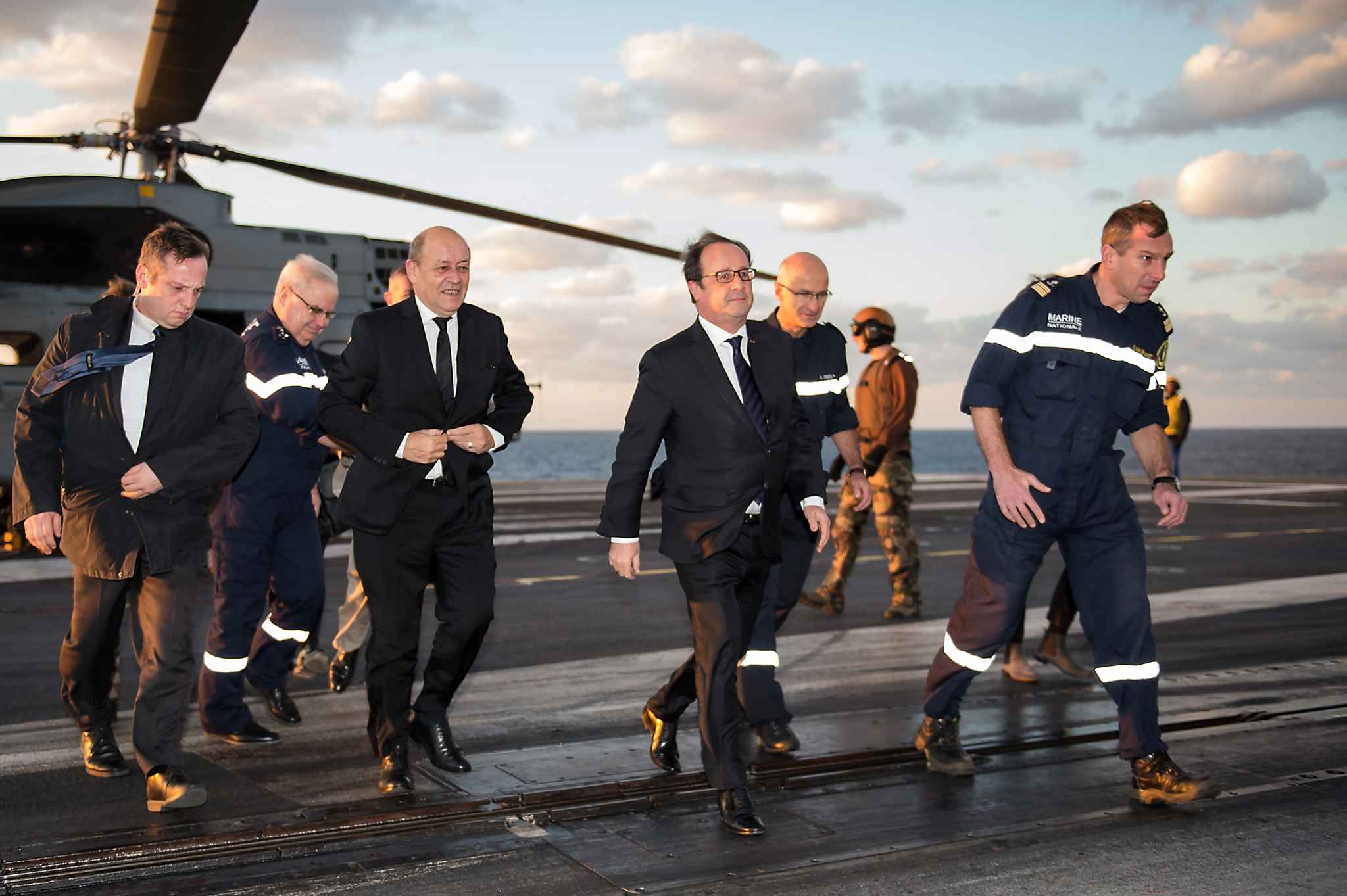 François Hollande salue des