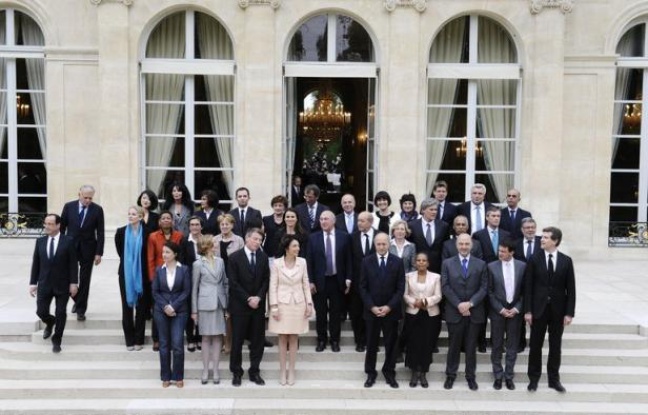 Avant d'entrer dans le vif des sujets économiques et sociaux, l'exécutif, qui peut s'appuyer sur une majorité absolue à l'Assemblée, va procéder jeudi à un mini-remaniement pour compléter l'équipe gouvernementale de quelques maroquins, sans "surprises" attendues. Avant d'entrer dans le vif des sujets économiques et sociaux, l'exécutif, qui peut s'appuyer sur une majorité absolue à l'Assemblée, va procéder jeudi à un mini-remaniement pour compléter l'équipe gouvernementale de quelques maroquins, sans "surprises" attendues.