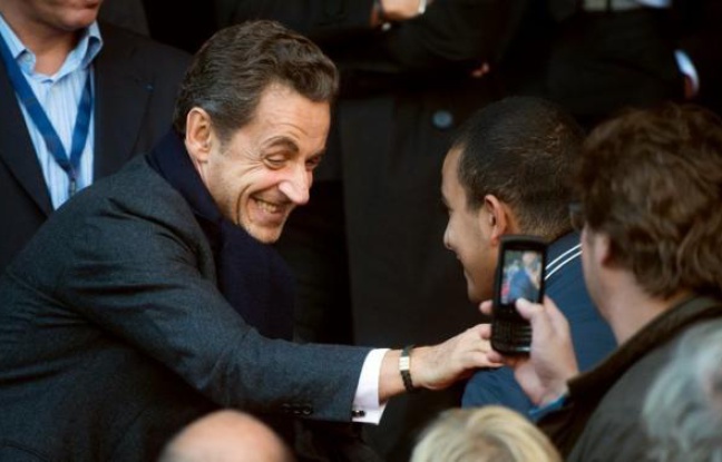 Près d'un Français sur deux (49%) souhaiterait voir Nicolas Sarkozy aujourd'hui à l'Elysée, tandis que 46% se prononcent pour François Hollande, selon un sondage Harris Interactive pour Marianne diffusé samedi. Près d'un Français sur deux (49%) souhaiterait voir Nicolas Sarkozy aujourd'hui à l'Elysée, tandis que 46% se prononcent pour François Hollande, selon un sondage Harris Interactive pour Marianne diffusé samedi.
