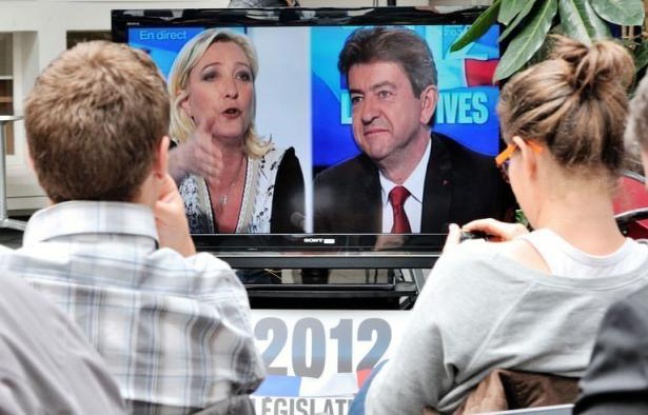 Jean-Luc Mélenchon et Marine Le Pen se sont livrés samedi à un débat "Front contre Front" haut en couleurs dans la campagne pour la 11e circonscription du Pas-de-Calais, sur France 3 Nord/Pas-de-Calais, où les autres principaux candidats ont tenté de se faire entendre. Jean-Luc Mélenchon et Marine Le Pen se sont livrés samedi à un débat "Front contre Front" haut en couleurs dans la campagne pour la 11e circonscription du Pas-de-Calais, sur France 3 Nord/Pas-de-Calais, où les autres principaux candidats ont tenté de se faire entendre.