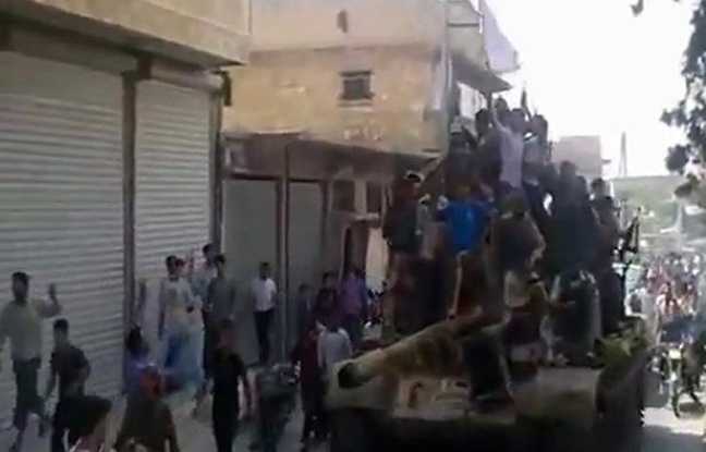 Capture d'écran d'un film montrant l'arrivée de rebelles syriens près d'Alep, le 29 juillet 2012. Capture d'écran d'un film montrant l'arrivée de rebelles syriens près d'Alep, le 29 juillet 2012.