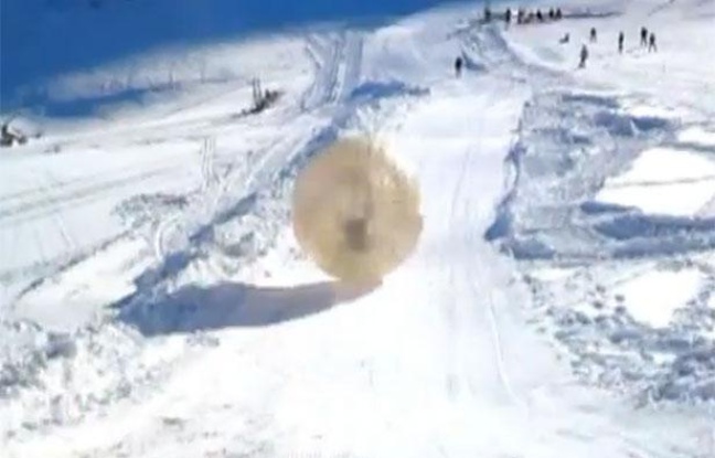 Capture d'écran d'une vidéo YouTube montrant deux hommes dans un zorb, le 3 janvier 2012, à Dombai (Russie). Capture d'écran d'une vidéo YouTube montrant deux hommes dans un zorb, le 3 janvier 2012, à Dombai (Russie).