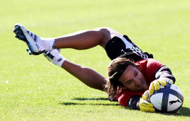 Le gardien remplaçant de l'OM, Andrade, lors d'un entraînement à Marseille, le 12 octobre 2010. Le gardien remplaçant de l'OM, Andrade, lors d'un entraînement à Marseille, le 12 octobre 2010.