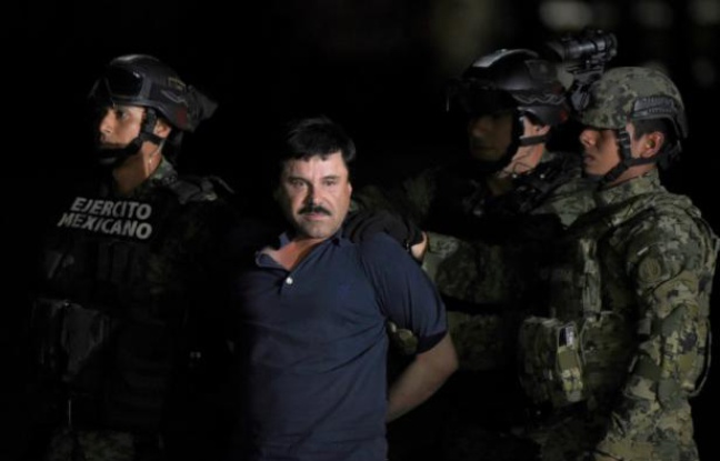 Joaquin "El Chapo" Guzman est escorté vers un hélicoptère à l'aéroport de Mexico le 8 janvier 2016 après avoir été arrêté dans l'Etat du Sinaloa Joaquin "El Chapo" Guzman est escorté vers un hélicoptère à l'aéroport de Mexico le 8 janvier 2016 après avoir été arrêté dans l'Etat du Sinaloa