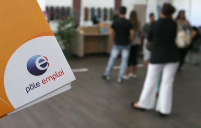 Des demandeurs d'emploi patientent dans une agence de Pôle emploi. Des demandeurs d'emploi patientent dans une agence de Pôle emploi.