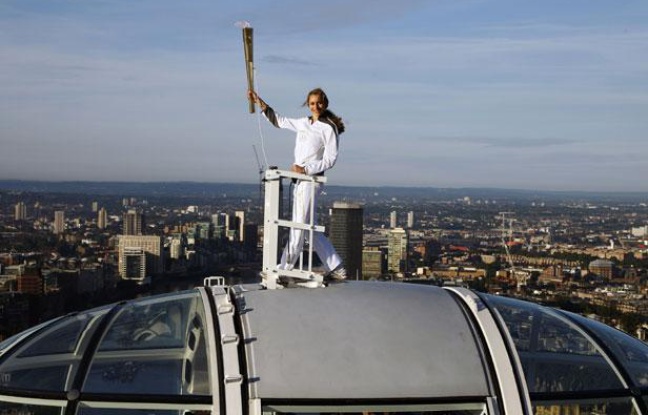 La flamme olympique lors d'un relai le 22 juillet 2012, en haut de la grand-roue de Londres. La flamme olympique lors d'un relai le 22 juillet 2012, en haut de la grand-roue de Londres.