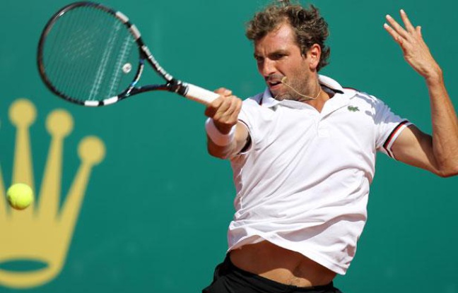Le tennisman français Julien Benneteau, lors d'un match contre Andy Murray à Monte-Carlo, le 19 avril 2012 . Le tennisman français Julien Benneteau, lors d'un match contre Andy Murray à Monte-Carlo, le 19 avril 2012 .