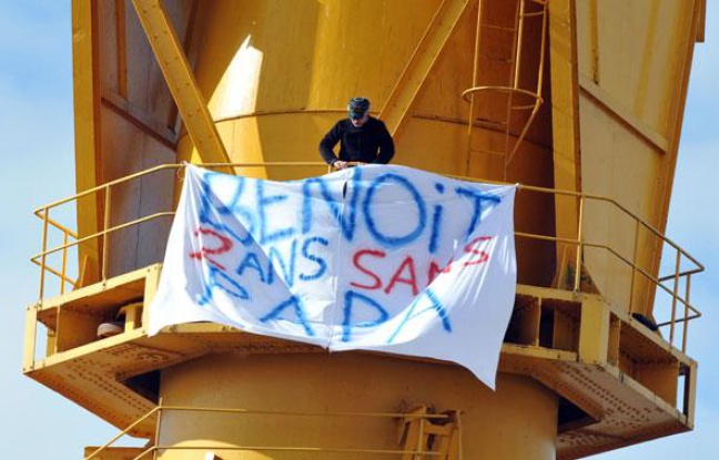 Un homme déploie une bannière en haut d'une grue à Nantes, en Loire-Atlantique, le 15 février 2013. Un homme déploie une bannière en haut d'une grue à Nantes, en Loire-Atlantique, le 15 février 2013.