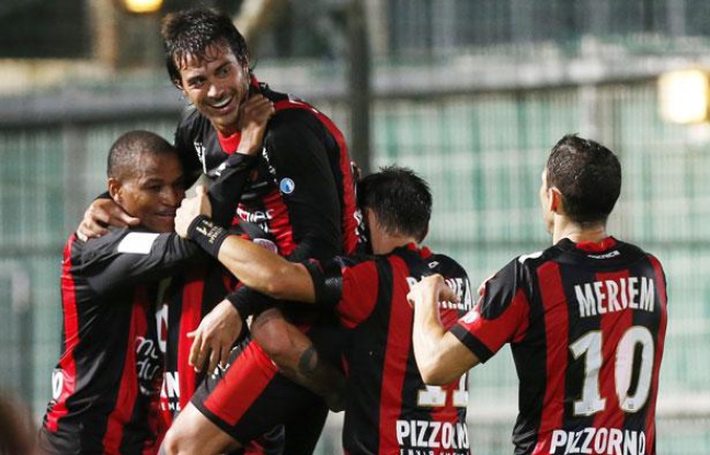 Les joueurs de l'OGC Nice se congratuelent après un but contre Bastia, le 28 septembre 2012. Les joueurs de l'OGC Nice se congratuelent après un but contre Bastia, le 28 septembre 2012.
