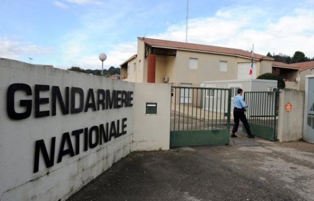 Un militaire ferme le portail de la gendarmerie de Bellegarde, dans le Gard, le 7 novembre 2011. Un militaire ferme le portail de la gendarmerie de Bellegarde, dans le Gard, le 7 novembre 2011.