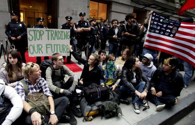 Des manifestants devant Wall Street le 17 septembre 2011. Des manifestants devant Wall Street le 17 septembre 2011.