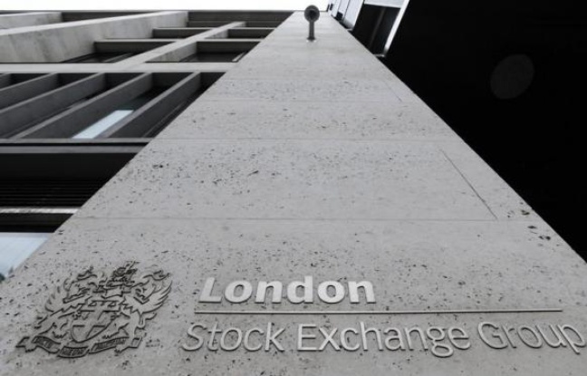 L'attentisme de la Réserve fédérale américaine et l'abaissement de la note de l'Espagne par l'agence de notation Fitch ont eu raison du léger optimisme affiché depuis le début de la semaine par les Bourses européennes, qui ont toutes ouvert en baisse vendredi matin. L'attentisme de la Réserve fédérale américaine et l'abaissement de la note de l'Espagne par l'agence de notation Fitch ont eu raison du léger optimisme affiché depuis le début de la semaine par les Bourses européennes, qui ont toutes ouvert en baisse vendredi matin.