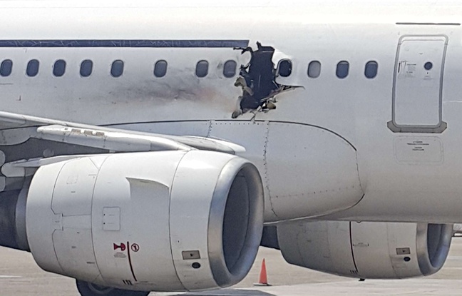La déflagration en plein vol, a percé le fuselage et a blessé légèrement deux passagers. La déflagration en plein vol, a percé le fuselage et a blessé légèrement deux passagers.