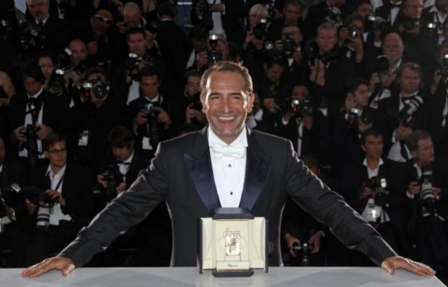 Jean Dujardin avec son prix de meilleure interprétation masculine (dans le film «The Artist») à Cannes, le 22 mai 2011 Jean Dujardin avec son prix de meilleure interprétation masculine (dans le film «The Artist») à Cannes, le 22 mai 2011