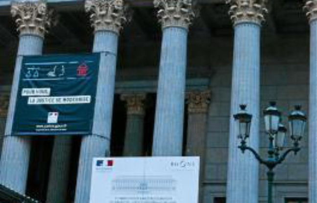 Le procès doit se tenir devant les assises jusqu'à mercredi. Le procès doit se tenir devant les assises jusqu'à mercredi.