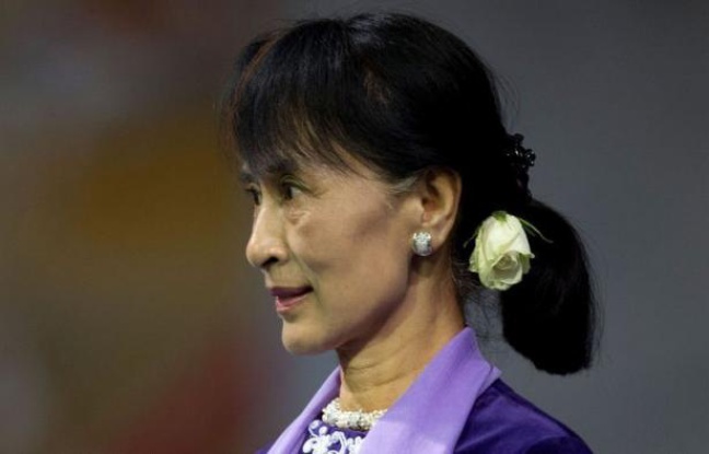 L'opposante birmane Aung San Suu Kyi s'est engagée samedi à Oslo à poursuivre son combat pour la démocratie dans son discours d'acceptation du prix Nobel de la Paix lors d'une cérémonie chargée d'émotion, plus de vingt ans après avoir été récompensée. L'opposante birmane Aung San Suu Kyi s'est engagée samedi à Oslo à poursuivre son combat pour la démocratie dans son discours d'acceptation du prix Nobel de la Paix lors d'une cérémonie chargée d'émotion, plus de vingt ans après avoir été récompensée.