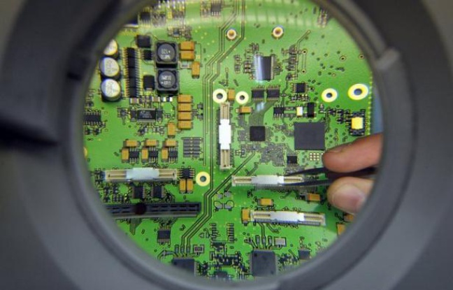 Des chercheurs français ont réussi à fabriquer des nano-fibres plastiques aux propriétés électriques proches des métaux, qui se construisent "toutes seules", promesse de pousser encore plus loin la miniaturisation des composants électroniques. Des chercheurs français ont réussi à fabriquer des nano-fibres plastiques aux propriétés électriques proches des métaux, qui se construisent "toutes seules", promesse de pousser encore plus loin la miniaturisation des composants électroniques.