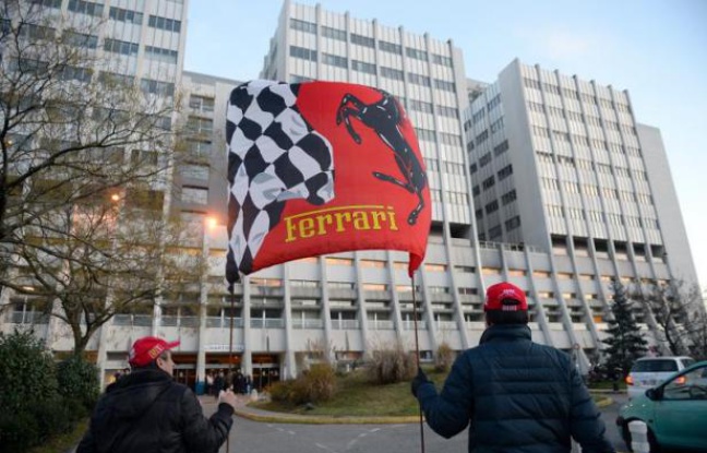 Le drapeau de Ferrari brandi par des fans de Schumacher le 31 décembre 2013 devant le CHU de Grenoble Le drapeau de Ferrari brandi par des fans de Schumacher le 31 décembre 2013 devant le CHU de Grenoble