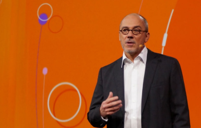Le PDG d'Orange Stéphane Richard présente les innovations de son groupe au show "Hello". Le PDG d'Orange Stéphane Richard présente les innovations de son groupe au show "Hello".
