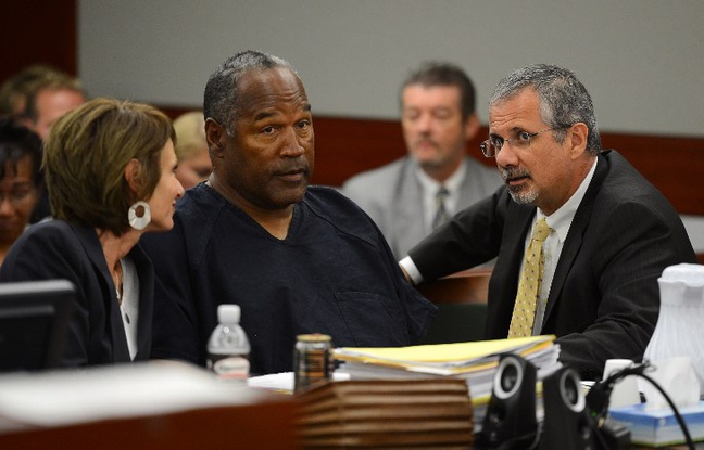 O.J. Simpson et ses avocats le 17 mai 2013 O.J. Simpson et ses avocats le 17 mai 2013