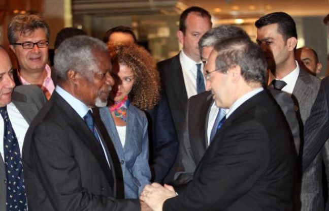 L'émissaire international Kofi Annan est arrivé à Damas où il doit notamment rencontrer le président syrien Bachar al-Assad pour tenter de trouver une issue au conflit en Syrie, qui a encore fait au moins 99 morts dimanche. L'émissaire international Kofi Annan est arrivé à Damas où il doit notamment rencontrer le président syrien Bachar al-Assad pour tenter de trouver une issue au conflit en Syrie, qui a encore fait au moins 99 morts dimanche.