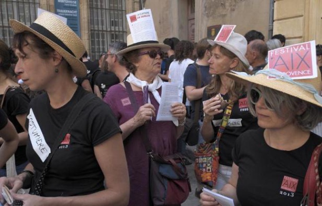 Des intermittents du spectacle manifestent avec les salariés du festival d'Aix, le 14 juin 2014 à Aix-en-Provence Des intermittents du spectacle manifestent avec les salariés du festival d'Aix, le 14 juin 2014 à Aix-en-Provence