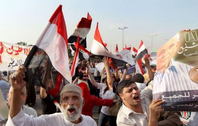 L'Egypte attendait dimanche dans l'après-midi l'annonce officielle de son prochain président, après une élection qui a vu s'affronter le Frère musulman Mohamed Morsi et l'ancien Premier ministre de Hosni Moubarak Ahmad Chafiq, qui revendiquent tous deux la victoire. L'Egypte attendait dimanche dans l'après-midi l'annonce officielle de son prochain président, après une élection qui a vu s'affronter le Frère musulman Mohamed Morsi et l'ancien Premier ministre de Hosni Moubarak Ahmad Chafiq, qui revendiquent tous deux la victoire.