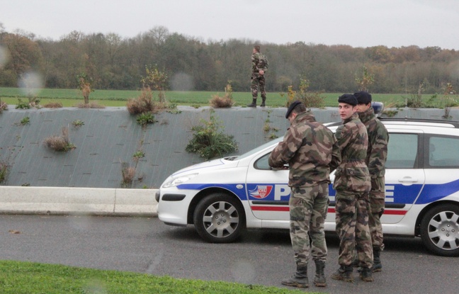 Les recherches pour retrouver le «tigre» en liberté vendredi 14 novembre où l'animal avaita été aperçu à côté d'une station service. Les recherches pour retrouver le «tigre» en liberté vendredi 14 novembre où l'animal avaita été aperçu à côté d'une station service.
