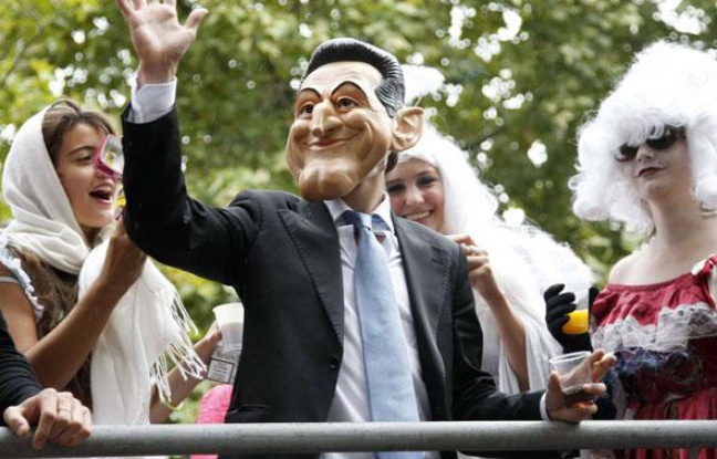 Une personne porte un masque de Nicolas Sarkozy à l'occasion de la Technoparade, le 25 septembre 2010, à Paris. Une personne porte un masque de Nicolas Sarkozy à l'occasion de la Technoparade, le 25 septembre 2010, à Paris.
