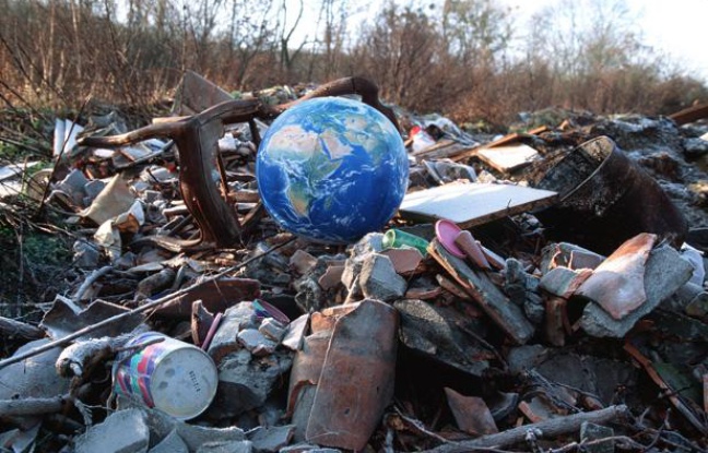 Un globe terrestre au milieu d'une décharge. Un globe terrestre au milieu d'une décharge.