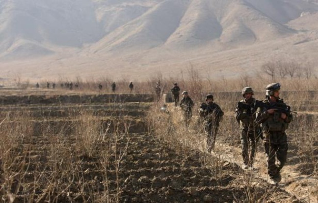 Un capitaine et un adjudant ont déposé une plainte contre X devant le tribunal aux armées de Paris pour atteintes involontaires à l'intégrité de la personne, à la suite de l'explosion de mines en 2008 alors qu'ils servaient en Afghanistan, a-t-on appris auprès de leur avocate. Un capitaine et un adjudant ont déposé une plainte contre X devant le tribunal aux armées de Paris pour atteintes involontaires à l'intégrité de la personne, à la suite de l'explosion de mines en 2008 alors qu'ils servaient en Afghanistan, a-t-on appris auprès de leur avocate.