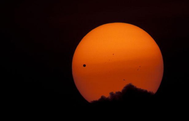 La planète Venus (point noir à gauche) lors de son transit devant le soleil, vue de Katmandou, au Népal, le 6 juin 2012. La planète Venus (point noir à gauche) lors de son transit devant le soleil, vue de Katmandou, au Népal, le 6 juin 2012.
