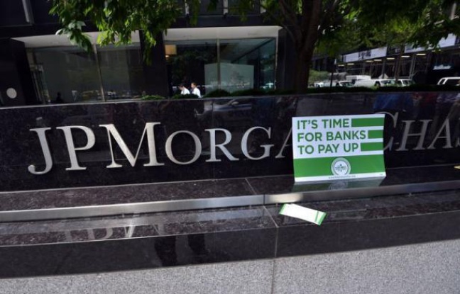 La banque américaine JPMorgan Chase a cédé environ 65 à 70% des positions du trader surnommé "la baleine de Londres", qui lui ont fait perdre au moins 2 milliards de dollars, selon la chaîne de télévision CNBC. La banque américaine JPMorgan Chase a cédé environ 65 à 70% des positions du trader surnommé "la baleine de Londres", qui lui ont fait perdre au moins 2 milliards de dollars, selon la chaîne de télévision CNBC.