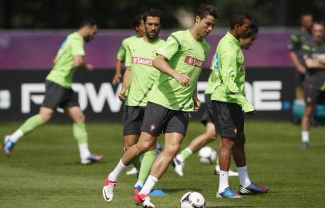 Cristiano Ronaldo à l'entraînement avec le Portugal, le 24 juin 2012 à Opalenica (Pologne). Cristiano Ronaldo à l'entraînement avec le Portugal, le 24 juin 2012 à Opalenica (Pologne).