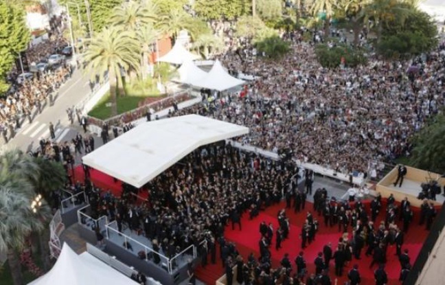 Le tapis rouge du festival de Cannes vu du ciel Le tapis rouge du festival de Cannes vu du ciel
