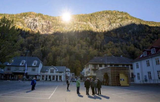 Le village norvégien de Rjukan découvre les rayons du soleil hivernal grâceà trois miroirs géants, le 24 octobre 2013. Le village norvégien de Rjukan découvre les rayons du soleil hivernal grâceà trois miroirs géants, le 24 octobre 2013.