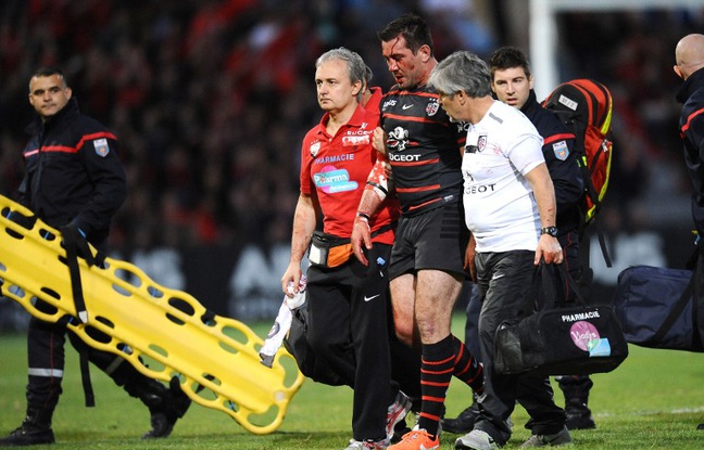 Le visage ensanglanté, le Toulousain Florian Fritz est remplacé temporairement lors du barrage du Top 14 entre le Stade Toulousain et le Racing-Métro (16-21), le 9 mai 2014. Le visage ensanglanté, le Toulousain Florian Fritz est remplacé temporairement lors du barrage du Top 14 entre le Stade Toulousain et le Racing-Métro (16-21), le 9 mai 2014.
