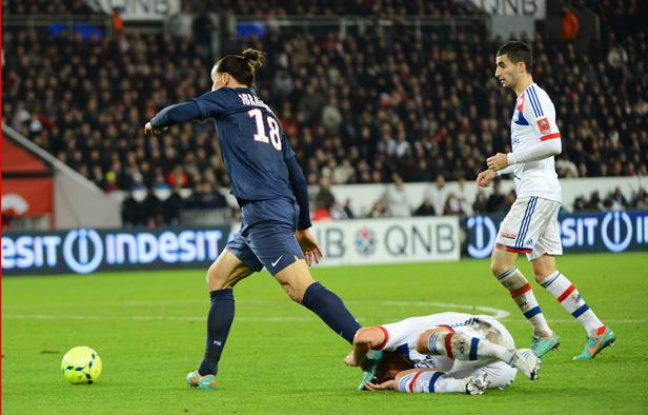Zlatan Ibrahimovic face à Dejan Lovren lors de PSG-OL, le 16 décembre 2012. Zlatan Ibrahimovic face à Dejan Lovren lors de PSG-OL, le 16 décembre 2012.