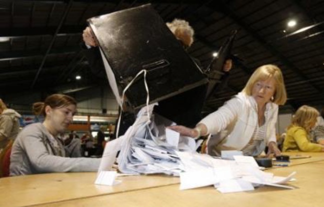L'Irlande a entamé vendredi matin le décompte du référendum sur le traité européen de Lisbonne dont les résultats, attendus en fin de journée, pourraient provoquer une crise majeure en Europe en cas de victoire du "non" L'Irlande a entamé vendredi matin le décompte du référendum sur le traité européen de Lisbonne dont les résultats, attendus en fin de journée, pourraient provoquer une crise majeure en Europe en cas de victoire du "non"