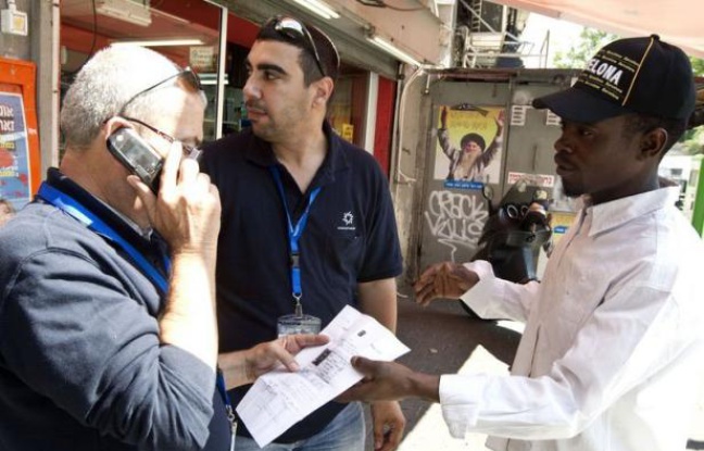 Abraham Alu n'ose plus quitter son logement dans le sud de Tel-Aviv. Pourtant ce Sud-Soudanais de 35 ans n'a plus d'argent et ne peut guère se nourrir. Mais la peur de la police empêche ce demandeur d'asile, entré clandestinement en Israël, de s'aventurer au dehors. Abraham Alu n'ose plus quitter son logement dans le sud de Tel-Aviv. Pourtant ce Sud-Soudanais de 35 ans n'a plus d'argent et ne peut guère se nourrir. Mais la peur de la police empêche ce demandeur d'asile, entré clandestinement en Israël, de s'aventurer au dehors.