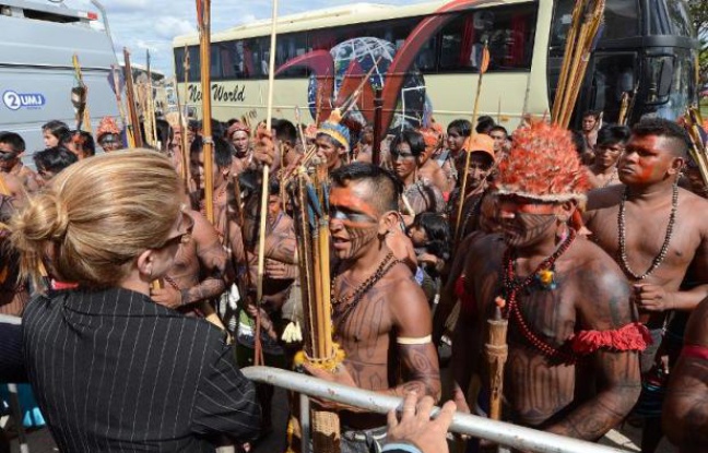 Un juge d'un tribunal fédéral de Brasilia a ordonné la suspension des travaux de construction du gigantesque barrage de Belo Monte, en Amazonie brésilienne, vivement contesté par les écologistes et les populations locales, a annoncé lundi une porte-parole de la cour. Un juge d'un tribunal fédéral de Brasilia a ordonné la suspension des travaux de construction du gigantesque barrage de Belo Monte, en Amazonie brésilienne, vivement contesté par les écologistes et les populations locales, a annoncé lundi une porte-parole de la cour.