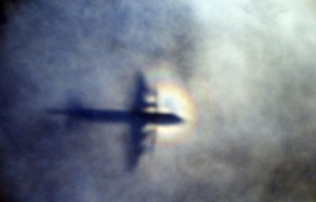 Un avion derrière les nuages (illustration). Un avion derrière les nuages (illustration).