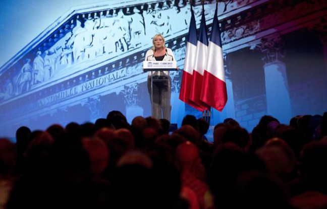 Marine Le Pen, présidente du Front national, à la tribune lors de son meeting pour la campagne des législatives, à la salle Equinoxe à Paris (vendredi 1er juin 2012) Marine Le Pen, présidente du Front national, à la tribune lors de son meeting pour la campagne des législatives, à la salle Equinoxe à Paris (vendredi 1er juin 2012)