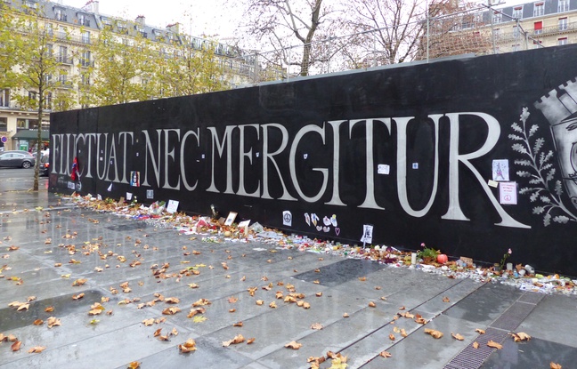 "Fluctuat nec mergetur"... La devise de Paris s'affiche en grand place de la République. "Fluctuat nec mergetur"... La devise de Paris s'affiche en grand place de la République.