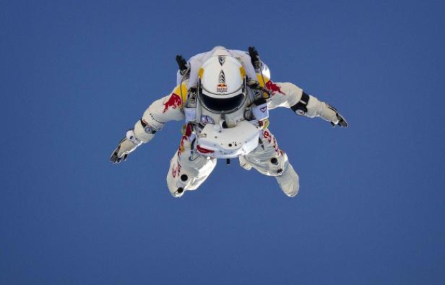 L'Autrichien Felix Baumgartner lors d'un saut préparatoire au challenge Stratos, financé par Red Bull. L'Autrichien Felix Baumgartner lors d'un saut préparatoire au challenge Stratos, financé par Red Bull.